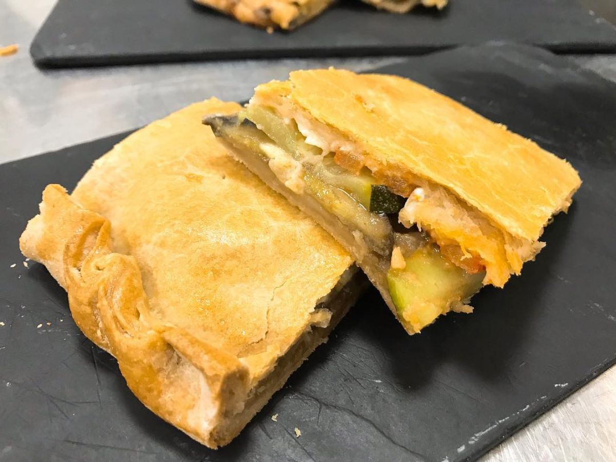 Empanada casera de verduras, una especialidad tradicional gallega preparada en el restaurante Alcrique en Pontevedra.